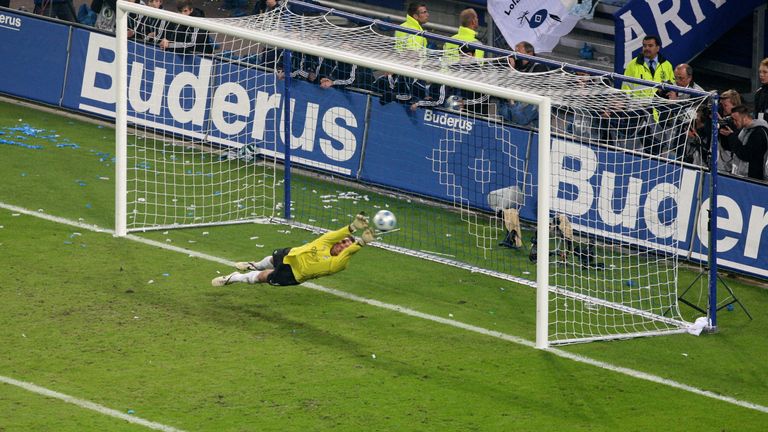 22. April 2009: Eben dieser wird im Halbfinal-Pokal-Derby zum Garant für den Werder-Erfolg. Tim Wiese pariert in Hamburg ganze drei Elfmeter und sorgt damit beim 4:2 nach Elfmeterschießen maßgeblich für den Final-Einzug der Bremer.