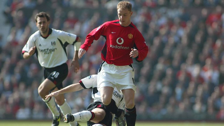 RECHTSVERTEIDIGER: Phil Neville - Der jüngere Bruder von Gary Neville lief 378 Mal für die Red Devils auf und gewann 1999 das Triple. Trainiert aktuell Inter Miami.