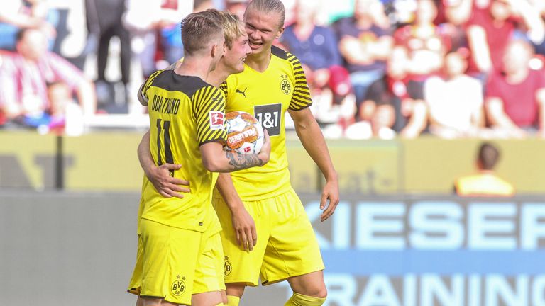 Reus, Brandt und Haaland bejubeln einen BVB-Treffer.