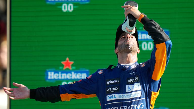 Daniel Ricciardo wins the GP von Italien. 