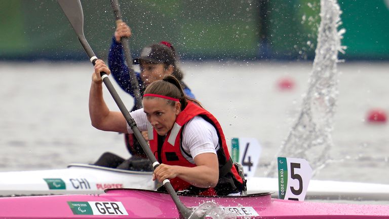Edina Müller paddelt bei den Paralympics zu Gold. 