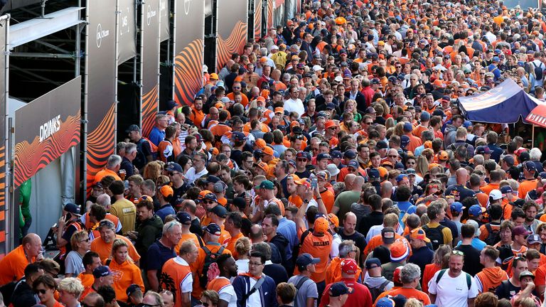 Oranje überall! 70.000 Fans sind an jedem der drei Tage in Zandvoort zugelassen. Schon am Freitag war bei den Trainings die Hölle los.