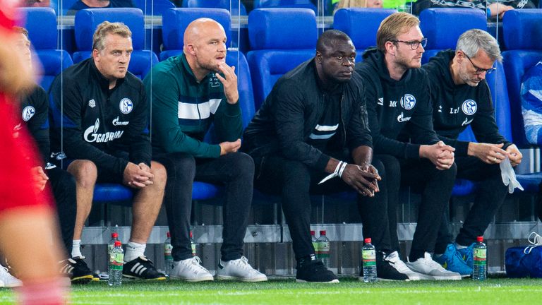 Zweitligist FC Schalke 04 hat die Verträge mit den beiden Klub-Ikonen Mike Büskens und Gerald Asamoah jeweils bis zum Sommer 2024 verlängert.