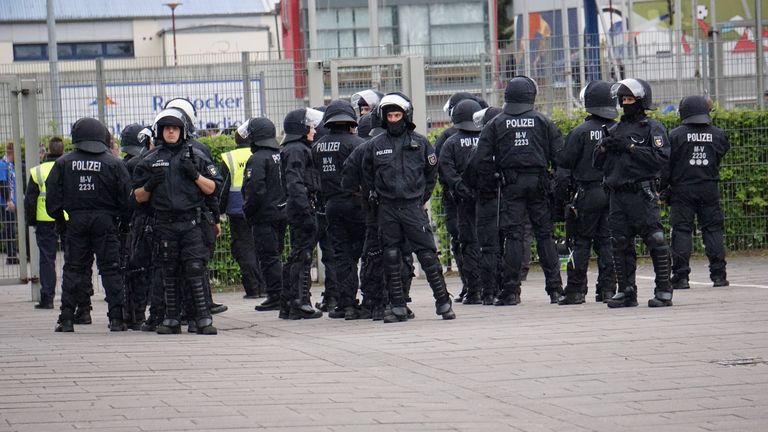 Rund 1200 Polizisten und Polizistinnen waren im Umfeld der Partie zwischen Hansa Rostock gegen dem FC Schalke im Einsatz.