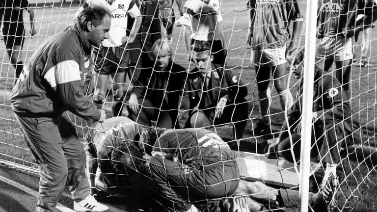 20. September 1989: HSV-Spieler Ditmar Jakobs rutscht bei der Abwehr eines Torschusses ins Tor. Ein Haken der Netzverankerung bohrt sich in seinen Rücken. Jakobs erleidet eine schwere Rückenverletzung und muss seine Karriere beenden.