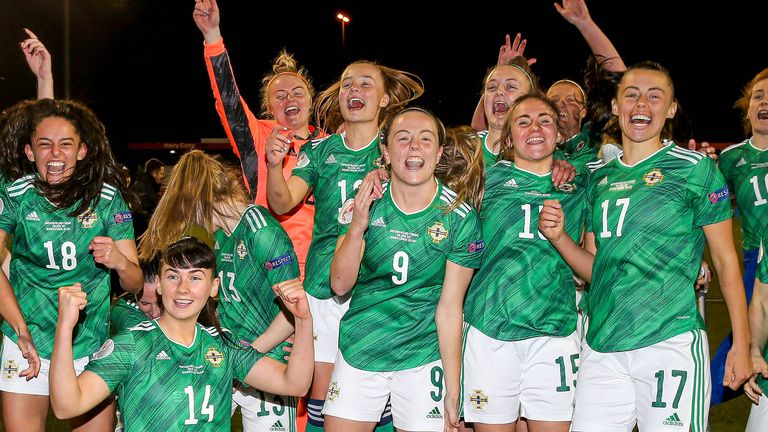 Grund zum Jubel für die irischen Fußballerinnen: Ab sofort zahlt der Verband für die Frauen und Männer der Nationalmannschaften die exakt gleichen Prämien für. 