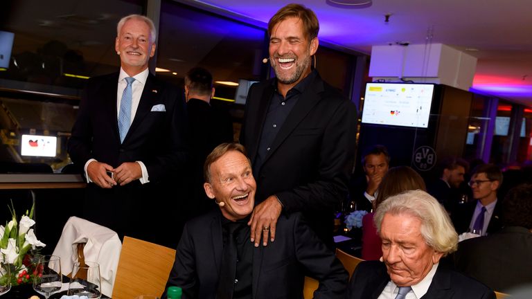 Jürgen Klopp und Hans-Joachim Watzke haben sichtlich Spaß auf einer Preisverleihung für den Liverpool-Trainer.