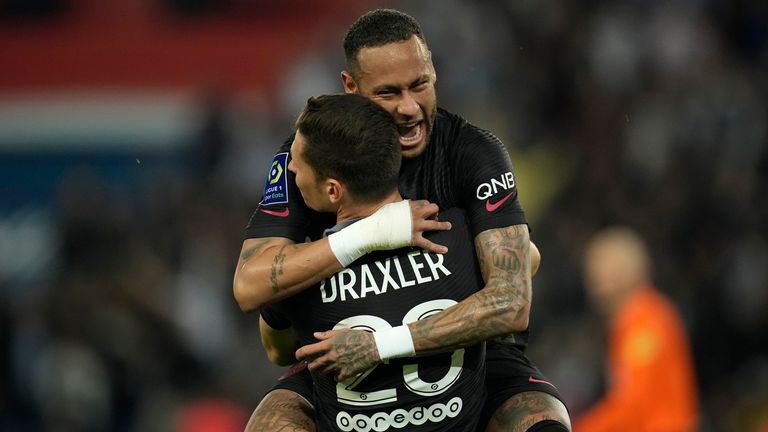 Der eingewechselte Julian Draxler triff und Superstar Neymar freut sich mit ihm.