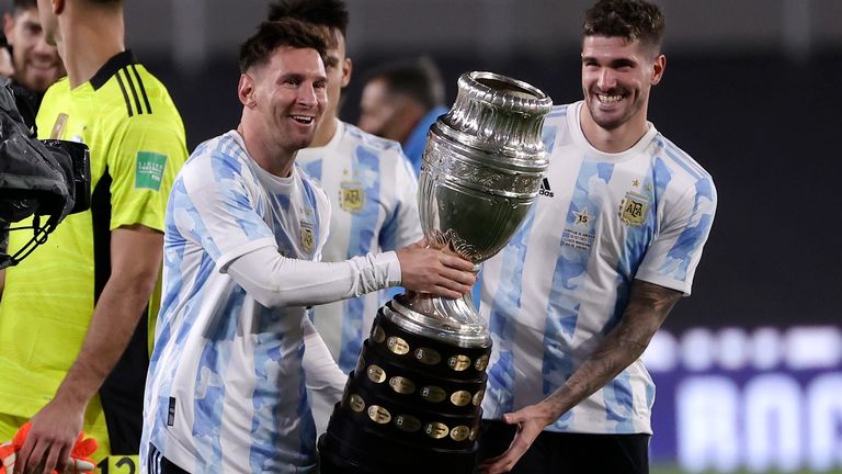 Es war das erste Spiel vor Publikum in Argentinien seit Beginn der Corona-Pandemie. Grund genug, den lang ersehnten Copa America-Gewinn mit den Fans gebührend nachzufeiern.