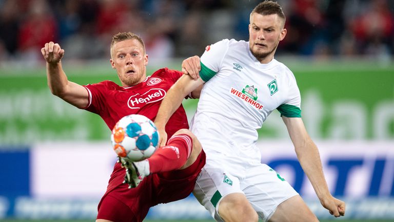 Der U21-Europameister überzeugt bei seiner einjährigen Leihe beim SV Darmstadt so sehr, dass der SV Werder Bremen den Abwehrmann ausleiht. Bei Bayern besitzt Mai noch einen Vertrag bis 2023.