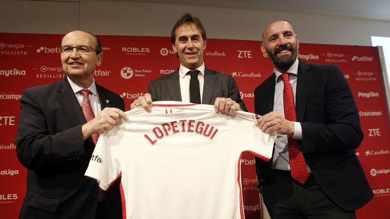 Präsident Pepe Castro (l.), Trainer Julen Lopetegui und Sportdirektor Monchi (r.). 