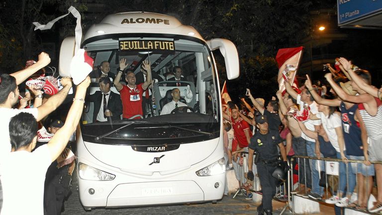 FC Sevilla und seine Fans feiern den Gewinn der Europa League 2014. Der Mann in Rot im Bus: Monchi, der es kaum erwarten kann, den Titel mit den Anhängern zu feiern.