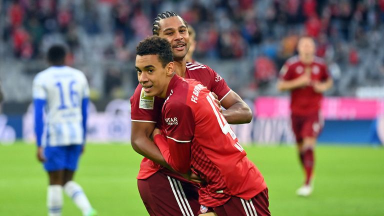 Serge Gnabry (hinten) ist von Jamal Musiala (vorne) begeistert.