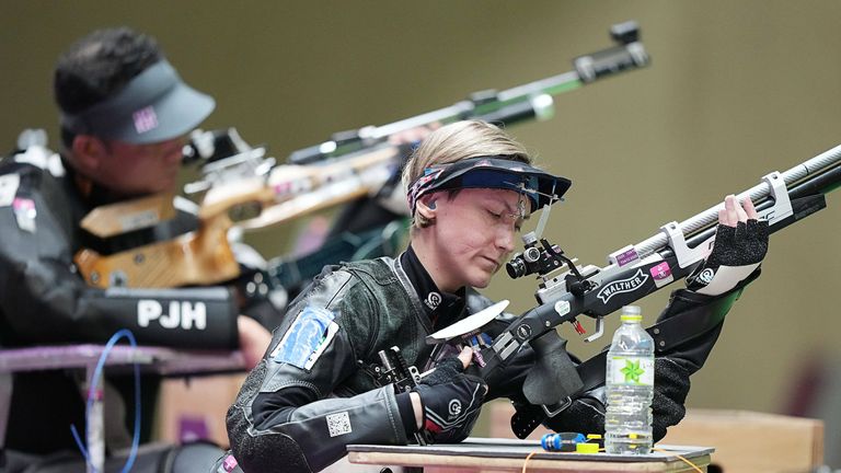 Natascha Hiltrop holt Silber im 50-Meter-Dreistellungswettkampf mit dem Gewehr.