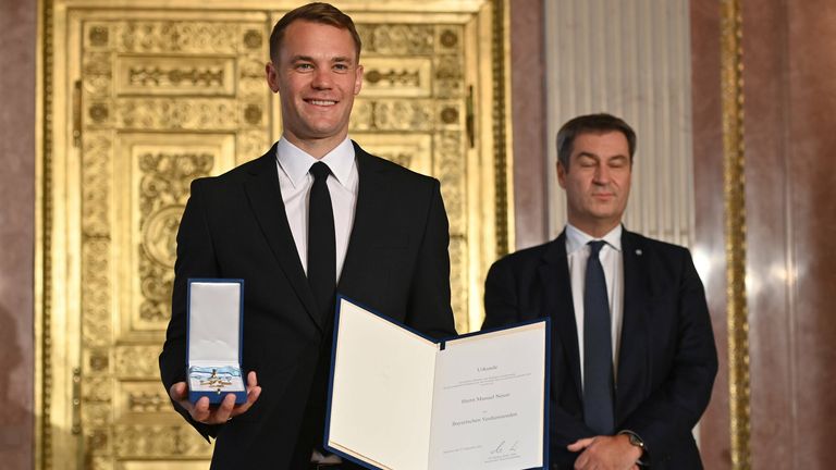 Manuel Neuer erhält die Auszeichnung vom bayerischen Ministerpräsident Markus Söder.