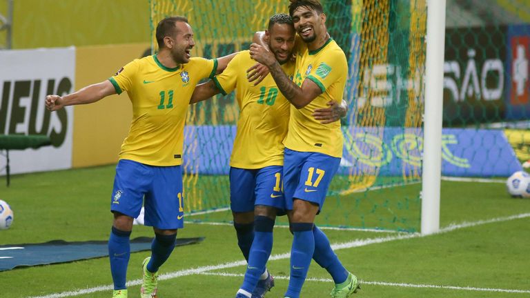 Neymar und seine Teamkollegen bejubeln seinen Treffer zum 2:0.