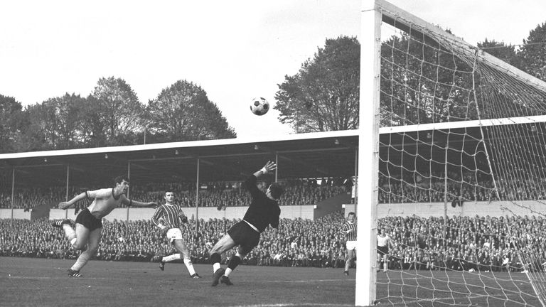 Erwähnenswerte Stadien. Rang 33: Stadion Rote Erde - 515 Tore (169 Spiele).