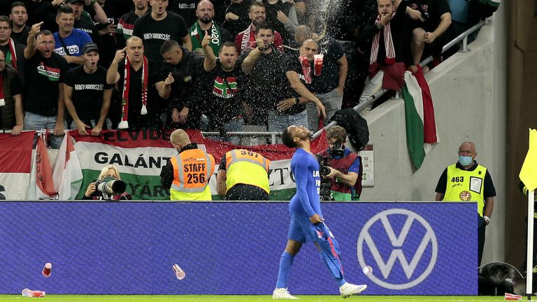 Bierbecher fliegen, Beleidigungen folgen: Raheem Sterling soll beim Länderspiel gegen Ungarn rassistisch beleidigt worden sein.