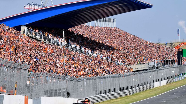 Verstappen sieht orange! Wo er auch hinschaut am Wochenende wird Max Verstappen seine Fans sehen. Die Niederländer können erstmals seit über 30 Jahren wieder im eigenen Land ihre Motorsport-Leidenschaft ausleben und zeigten das schon am Freitag.