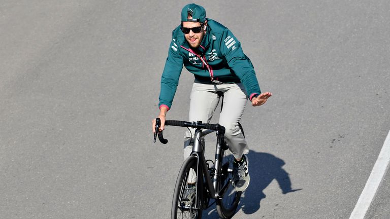 Sebastian Vettel führ landestypisch mit dem Fahrrad vor.