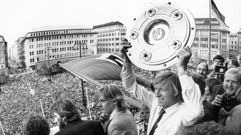 29.05.1983: Die Nordrivalen kämpfen in der Saison 1982/83 um die deutsche Meisterschaft. Den Titel holen am Saisonende die Rothosen aus Hamburg. Werder wird lediglich aufgrund der schlechteren Tordifferenz Zweiter.