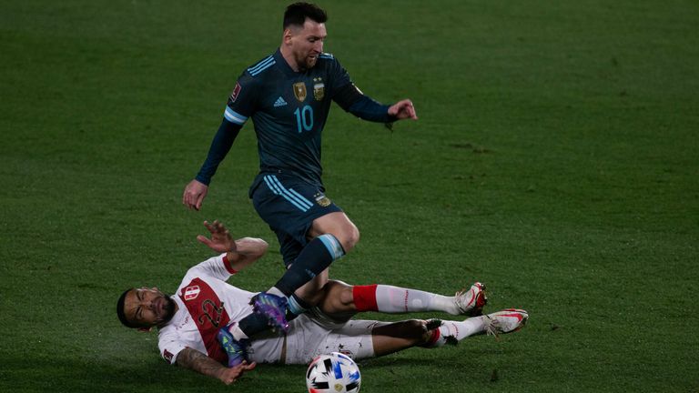 Ein gewohntes Bild der Partie Argentinien-Peru: Einmal mehr kann Lionel Messi von den Peruanern nur mit einem Foul gestoppt werden.