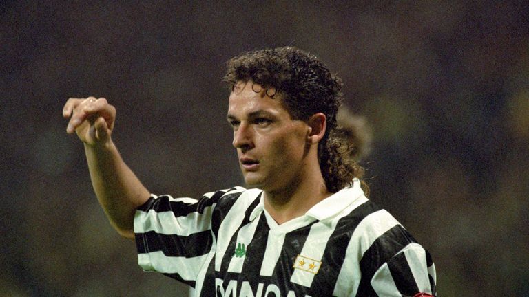 OFFENSIVES MITTELFELD: Roberto Baggio (ehemals Juventus Turin, AC Mailand, Inter Mailand); Italienischer Meister und Pokalsieger