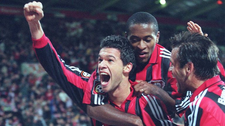 Michael Ballack: Auch seine Zeit bei Bayer war von zwei Vizemeisterschaften geprägt. In 114 Einsätzen erzielte Ballack 29 Tore in der Bundesliga. 2000 das Drama am letzten Spieltag: 0:2 Niederlage, Eigentor Ballack, Titel futsch.