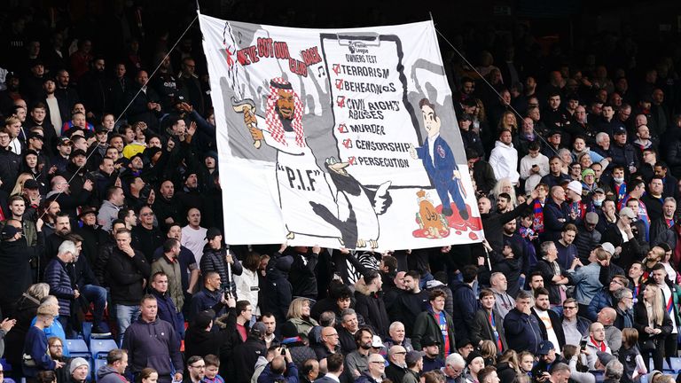 Palace-Fans protestierten mit einem umstrittenen Banner gegen die Übernahme von Newcastle United.