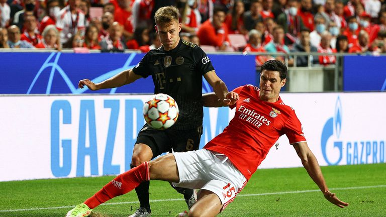 Der FC Bayern tut sich gegen die stabile Defensive von Benfica schwer.