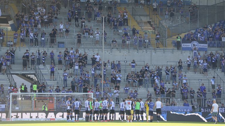 Arminia Bielefeld - Bayer Leverkusen: Die Arminia lässt sich bei der Umsetzung der neuen Corona-Schutzverodrnung mehr Zeit. Wie ursprünglich geplant ist die Kapazität auf 16.500 Zuschauer begrenzt. 