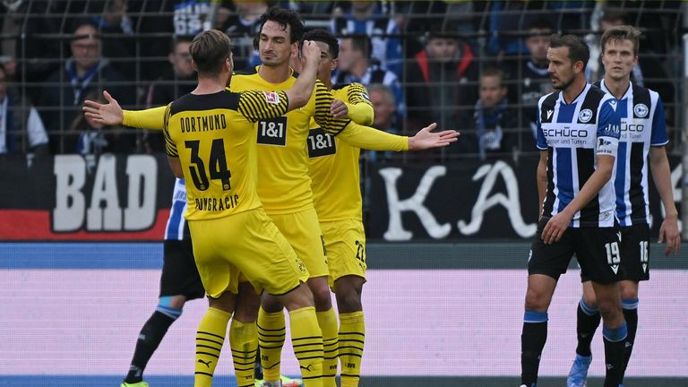 Borussia Dortmund feiert den Treffer von Mats Hummels (2.v.l.I bei Arminia Bielefeld.