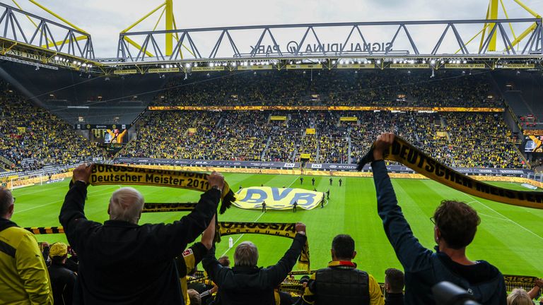 Borussia Dortmund - FC Augsburg: 11.000 zusätzliche Tickets gingen wenige Stunden nach der neuen NRW-Schutzverordnung in den Verkauf. Damit erhöht sich die Zuschauerzahl auf 36.000. 
