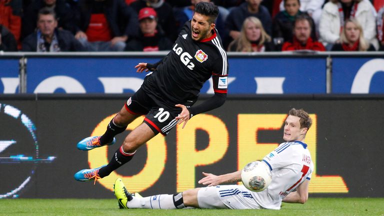 …wechselte nach Leverkusen. In einer starken Saison bei Bayer wurde er in 29 Liga-Spiele eingesetzt. Dabei gelangen ihm drei Tore. Am Ende der Spielzeit wechselte er zum FC Liverpool. Mittlerweile steht er bei Borussia Dortmund unter Vertrag.