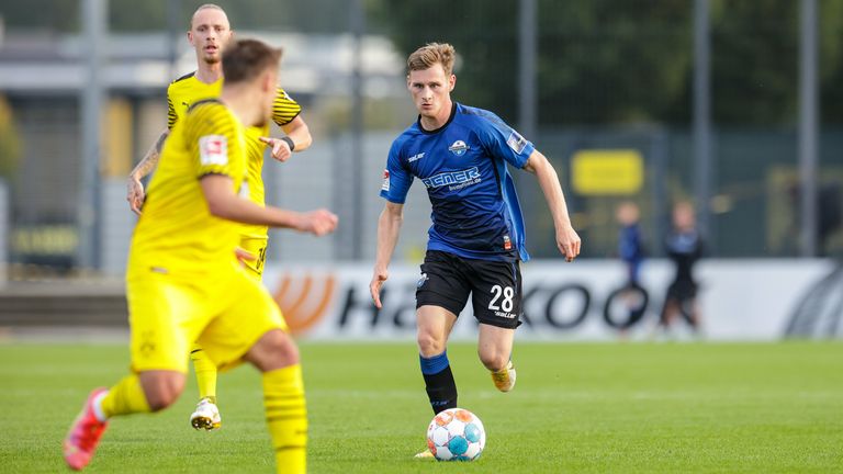 JONAS CARLS: Der Linksverteidiger ist beim stark gestarteten SC Paderborn bislang nur Reservist. Immerhin feiert er am vergangenen Spieltag beim 3:2-Sieg in Düsseldorf mit einem 15-minütigen Einsatz sein Debüt im Trikot der Ostwestfalen.