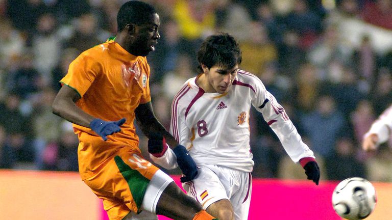 Platz 5: Mit 18 Jahren und 301 Tagen feierte Cesc Fabregas (rechts) sein Debüt am 1. März 2006 im Spiel gegen die Elfenbeinküste (1:1) um Yaya Toure.