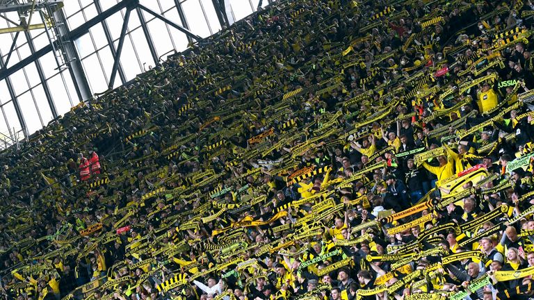 Borussia Dortmund – FSV Mainz 05 – 67.028 Zuschauer: Mit der neuen Corona-Verordnung dürfen in Dortmund rund 85 Prozent der Plätze besetzt werden. Neben allen Sitzplätzen dürfen bis zu 50 Prozent aller Stehplatzkarten verkauft werden.