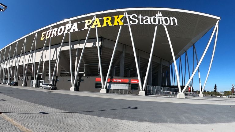 Das neue Europa-Park-Stadion des SC Freiburg fasst 35.000 Zuschauer.