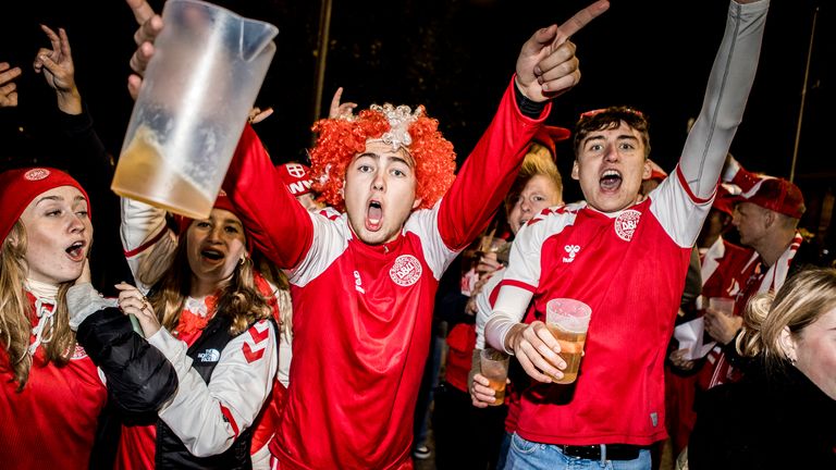 Die dänischen Fans feiern in Kopenhagen bis tief in die Nacht.