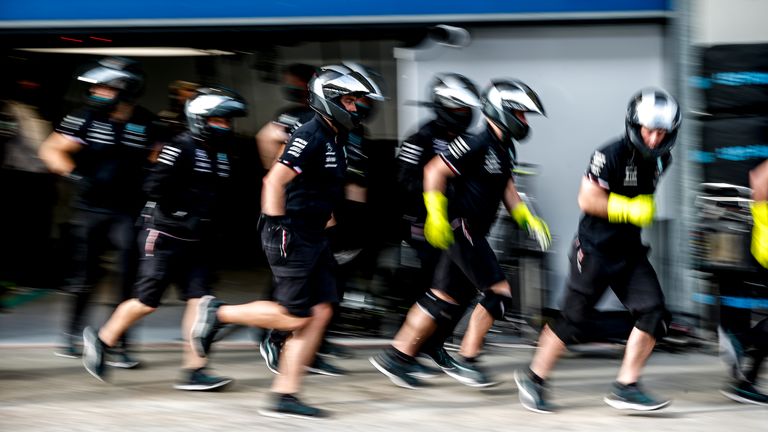 Die Mechaniker dürfen in Saudi-Arabien wohl keine kurzen Hosen tragen.