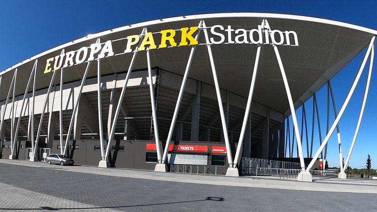 SC Freiburg – RB Leipzig: 20.000 Zuschauer - In das neue Europa-Park Stadion passen insgesamt 34.700 Zuschauer, gegen die Roten Bullen werden allerdings nur 20.000 Tickets angeboten. Das entspricht einer Auslastung von rund 57 Prozent.