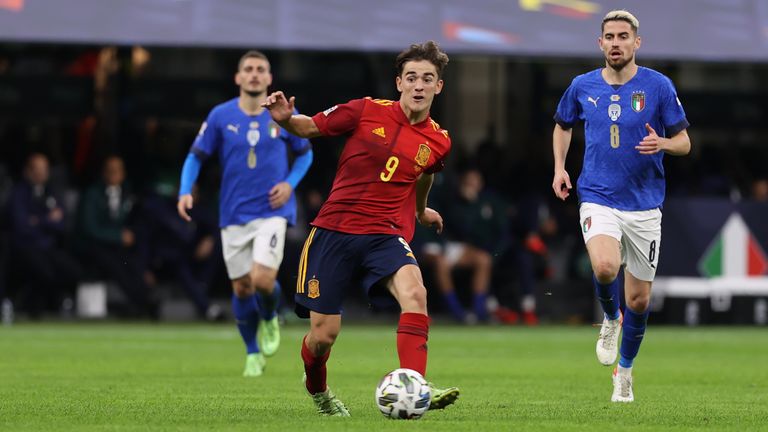Platz 1: Gavi debütierte im Nations-League Halbfinale gegen Italien (2:1) im Alter von 17 Jahren und 62 Tagen. Damit stellte der Mittelfeldspieler vom FC Barcelona den Rekord für den jüngsten Nationalspieler der spanischen Geschichte auf.