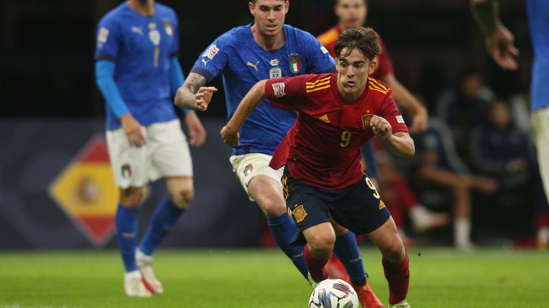 Gavi (vorne) ist der jüngste Debütant in der spanischen Fußballhistorie.