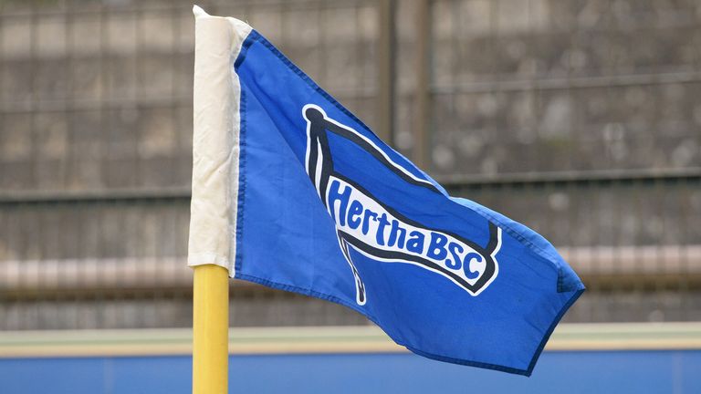 Bei Hertha BSC müssen ungeimpfte Profis künftig selbst für die Kosten der PCR-Tests aufkommen.