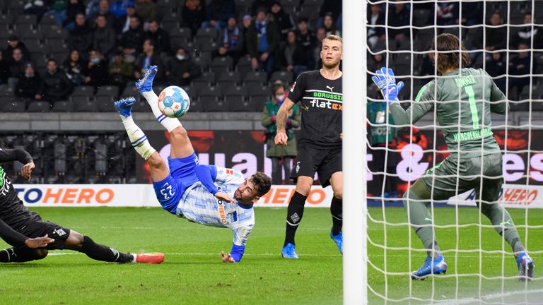 Marco Richter erzielt das goldene Tor gegen Gladbach.