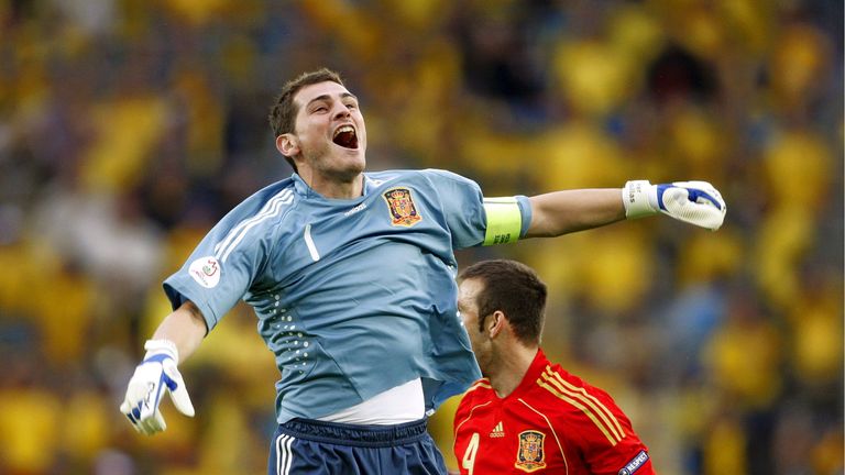 Paltz 9: Sein erstes von insgesamt 167 Länderspielen absolvierte Torhüter Iker Casillas am 3. Juni 2000 im Alter von 19 Jahren und 14 Tagen gegen Schweden (1:1).