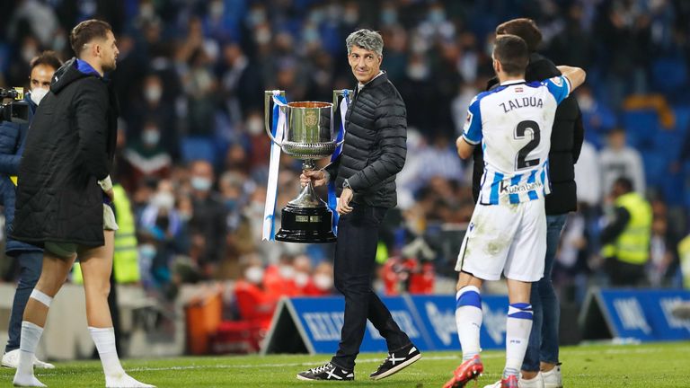 Real-Sociedad-Trainer Imanol Alguacil mit der Trophäe der Copa del Rey.