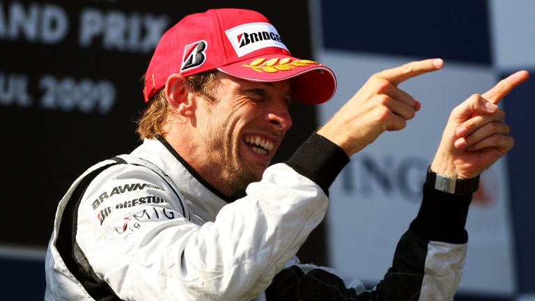 2009 stand Jenson Button im Brawn ganz oben auf dem Podium. Der Engländer feierte seinen sechsten Sieg im siebten Saisonrennen. Am Ende wurde Button Weltmeister. Mark Webber und Sebastian Vettel (beide Red Bull) landeten in der Türkei auf dem Podest.