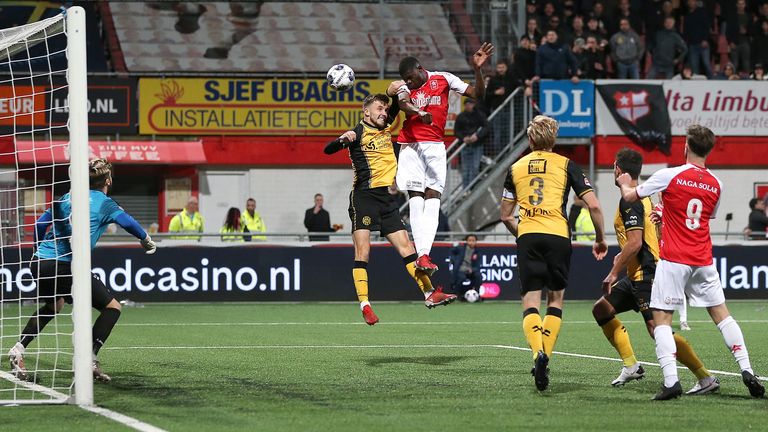Das Duell zwischen MVV Maastricht und Roda JC Kerkrade wurde in der 1. Halbzeit abgebrochen.