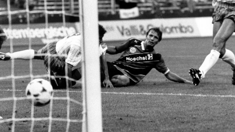 Platz 16: Karl-Heinz Körbel, Verein: Eintracht Frankfurt, Siege: 227